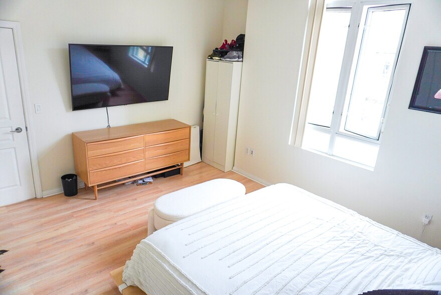 Building Photo - 555 Front St