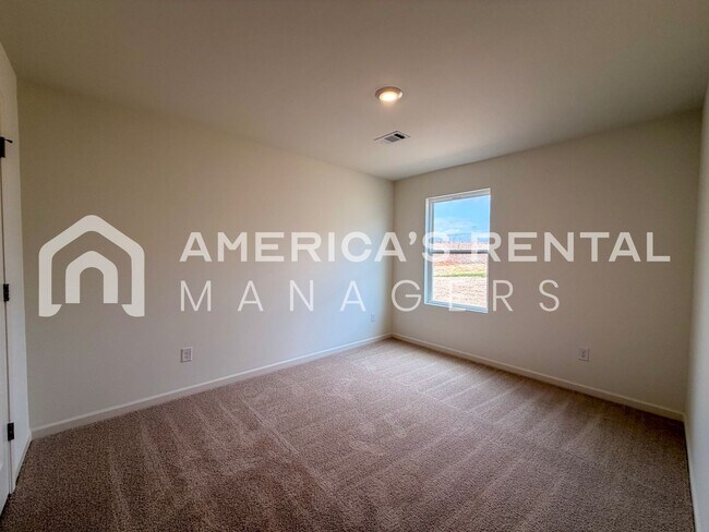 Building Photo - Available NOW! Spacious 5-Bedroom Single Level Home!