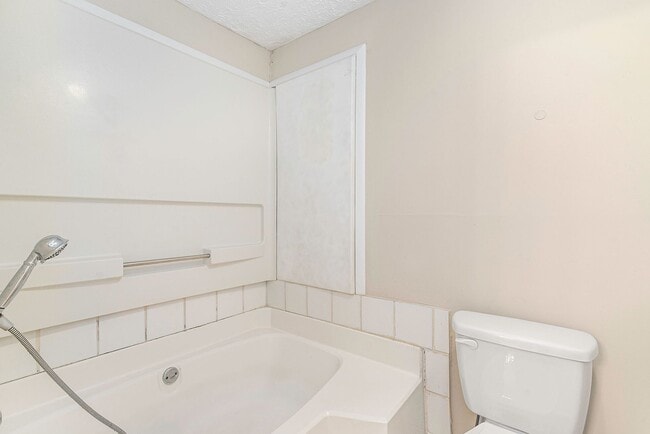 Building Photo - 4 bdrm, 2 bath home w/ a pool! Pool service included!