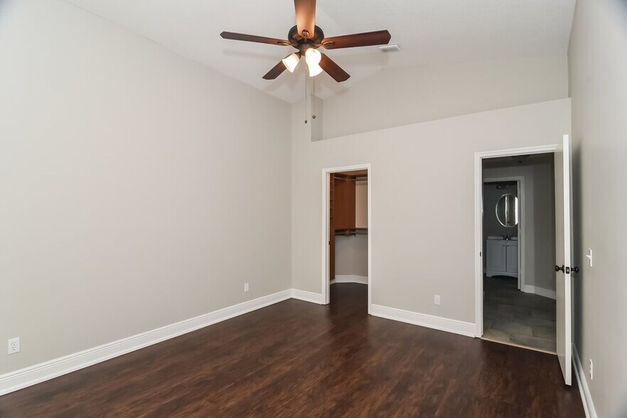 Building Photo - 2025 Donegan Pl