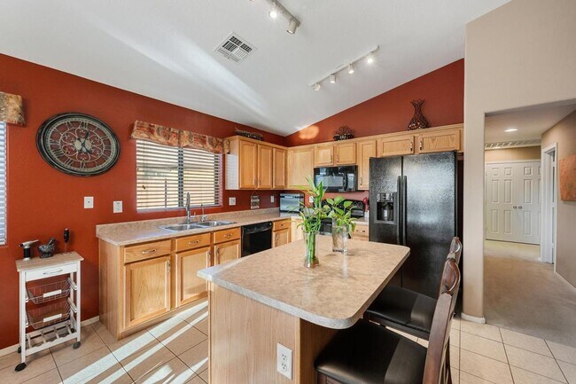 Building Photo - Move in ready 3 bedroom plus a den!