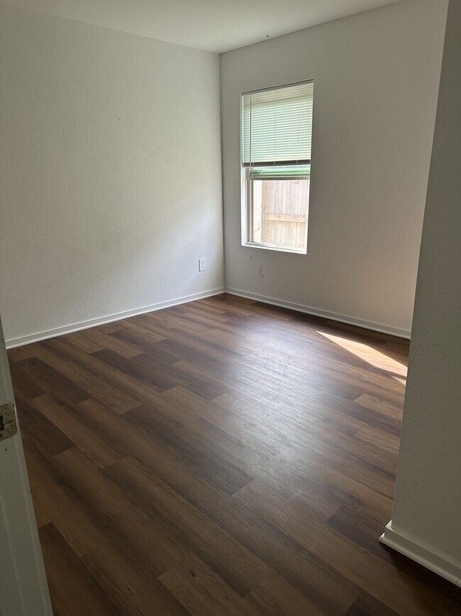 Building Photo - 1558 San Sebastien Dr