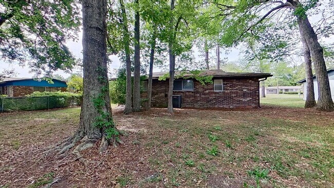 Building Photo - Welcome home to this beautiful brick 3-bedroom