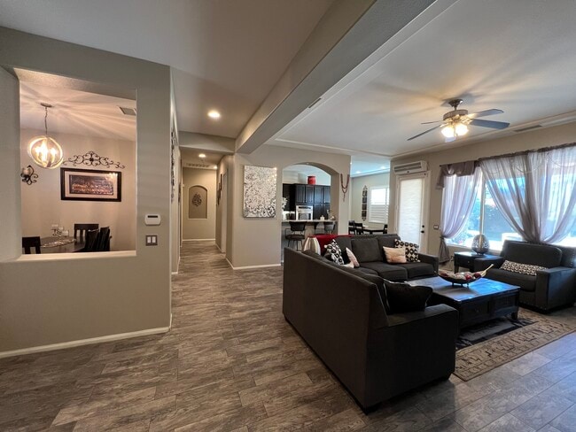 Building Photo - 115 Romanza Ln