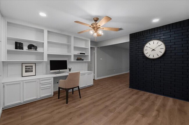 Building Photo - 2105 Murfield Dr