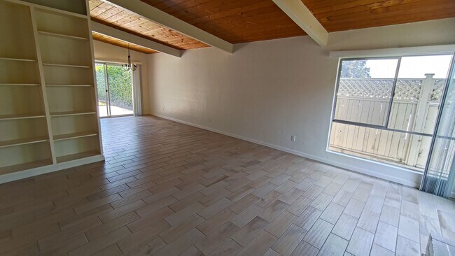 Building Photo - Large 6 Bedroom House Near SDSU! Large Bac...