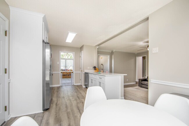 Building Photo - 2713 Leabrook Dr
