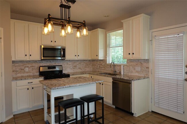 Building Photo - 16100 S Great Oaks Dr