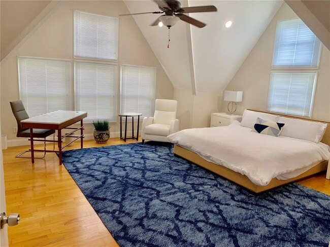 Building Photo - 832 Bay St NE