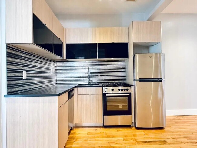 Building Photo - Furnished room/NOT APARTMENT