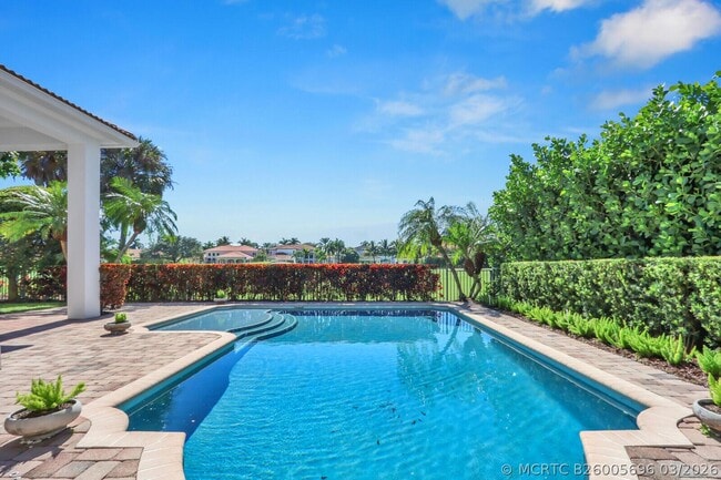 Building Photo - 528 Les Jardin Dr
