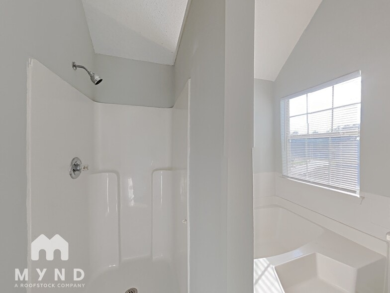 Building Photo - 1128 Village Oaks