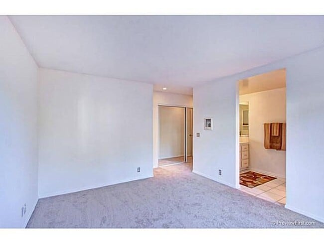 Building Photo - $3,100 - 2 Bed / 2 Bath Condo in Mission H...
