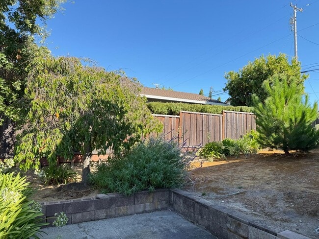 Building Photo - 610 De Anza Ave