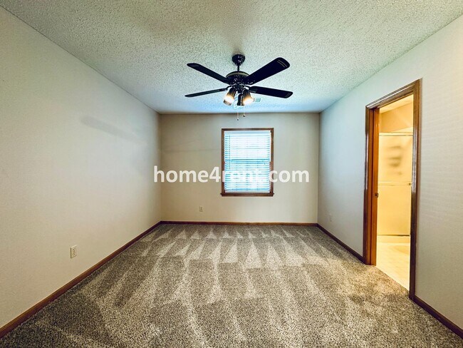 Building Photo - Beautiful, Spacious Home w/ Open Floor Pla...