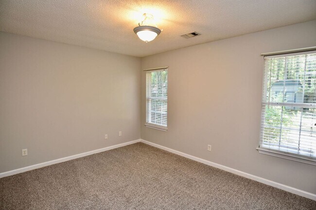 Building Photo - 121 Laurenburg Dr