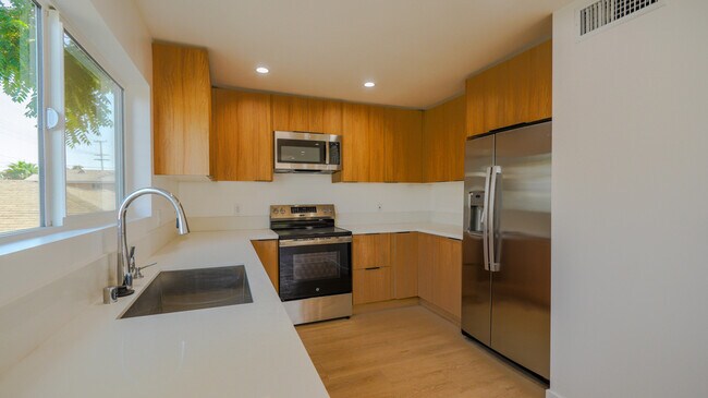Primary Photo - 130 W 59th Pl