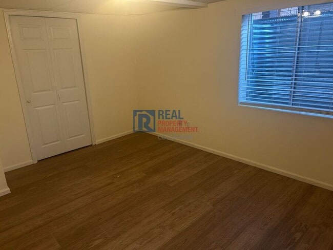 Building Photo - 9044 Edgewood St