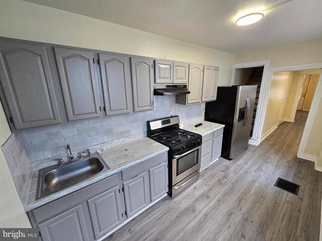 Building Photo - 330 Moss St