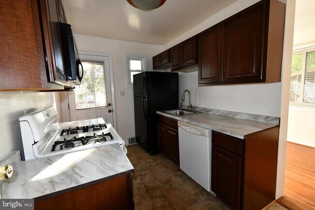 Building Photo - 41 Underwood Pl