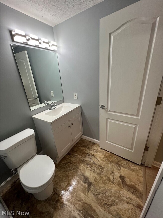 Building Photo - 320 Village Pointe Dr