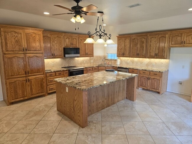Building Photo - 1590 Gravel Cir N