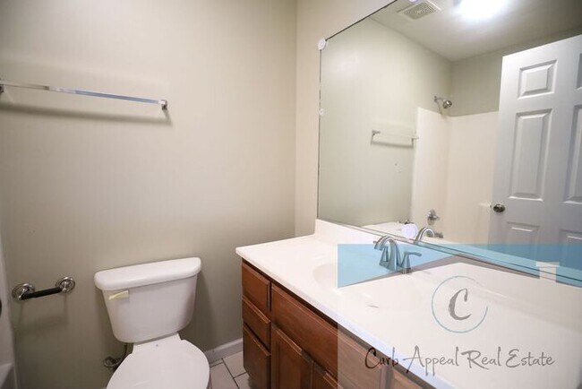 Building Photo - Utilities included!! Internet included!! Spacious 2 bed /2 full bath apt - includes washer/dryer