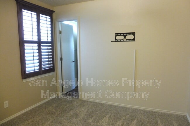 Building Photo - 1217 Elmo Ln