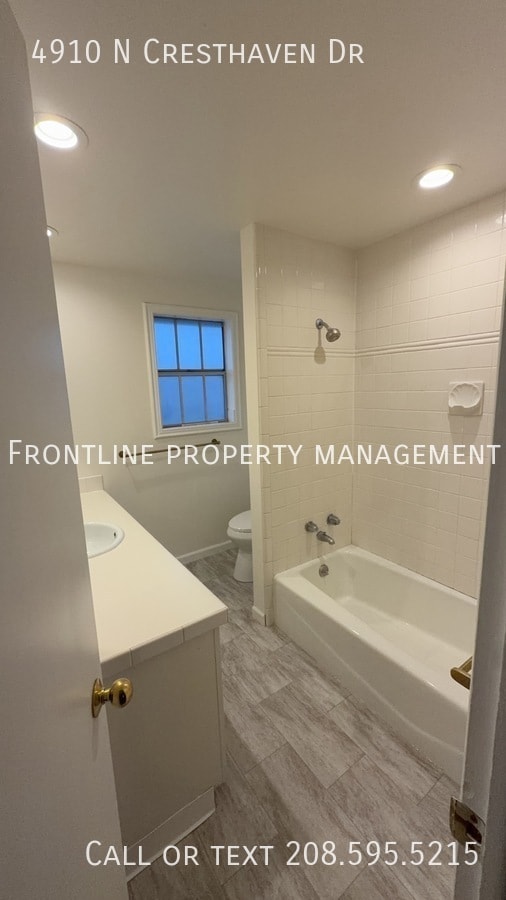 Building Photo - 4910 Cresthaven Dr