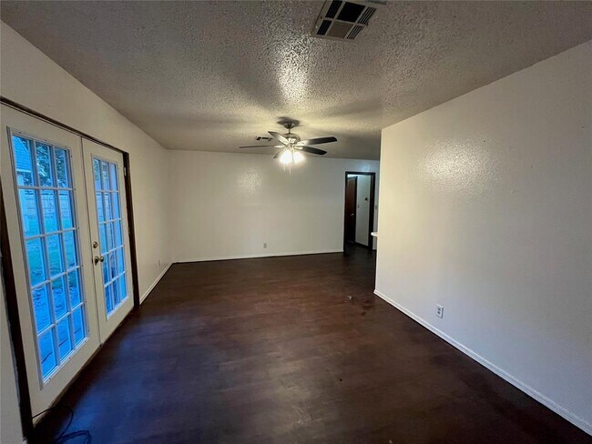 Building Photo - 2240 Donna Dr