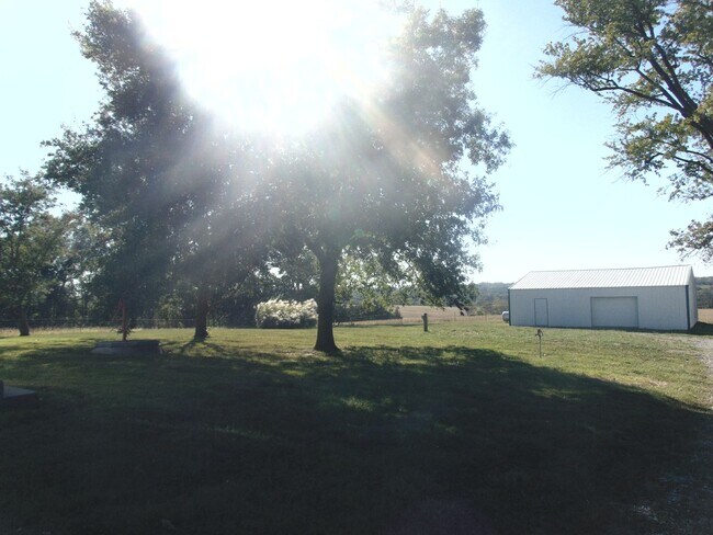 Building Photo - Fayette Family Farm House!