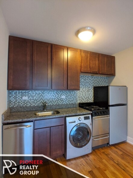 Building Photo - 560 W Arlington Pl