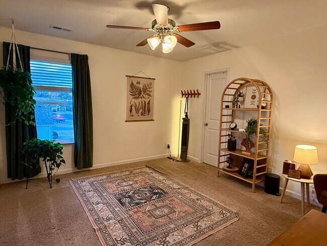 Building Photo - Beautiful 4 bedroom 2.5 bath home located in the Cliffs subdivision!