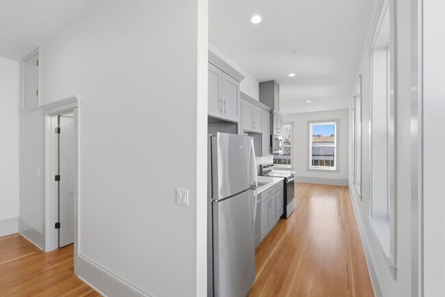 Building Photo - MOVE IN SPECIAL - NEWLY RENOVATED DOWNTOWN SALEM ONE BEDROOM