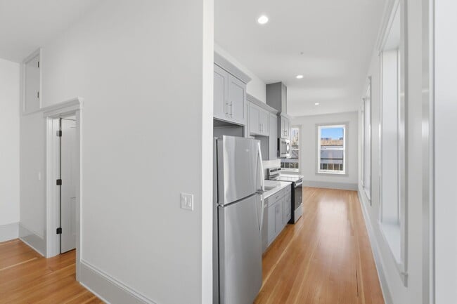 Building Photo - WINTER SPECIAL - NEWLY RENOVATED DOWNTOWN SALEM ONE BEDROOM