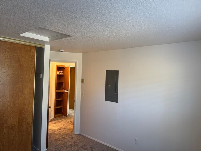 Building Photo - $500 off 1st Rent - Spacious 3 bedroom, 1.5 bathroom Townhouse, Lush Greenspace