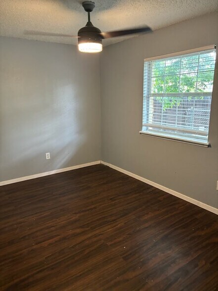 Building Photo - 228 Elmwood Dr