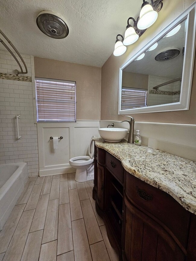 Building Photo - (3) Bed/(1.5) Bath Near Core Norman and OU...