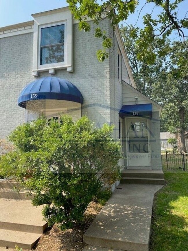 Building Photo - Furnished Long term apartment in Park Hill!!