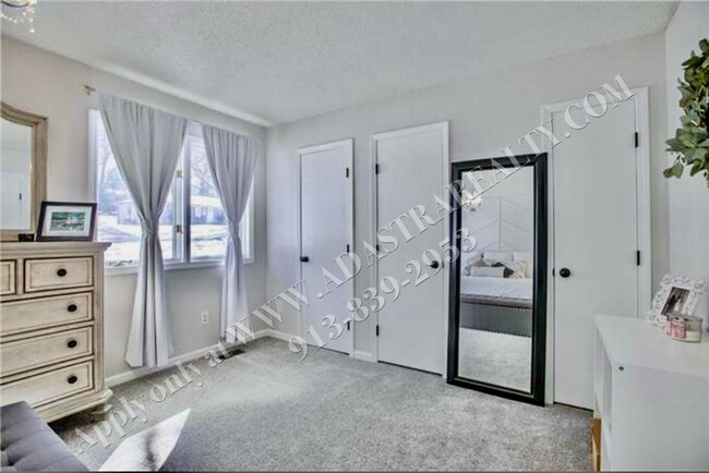 Building Photo - Beautiful UPDATED Ranch in Mission-Availab...