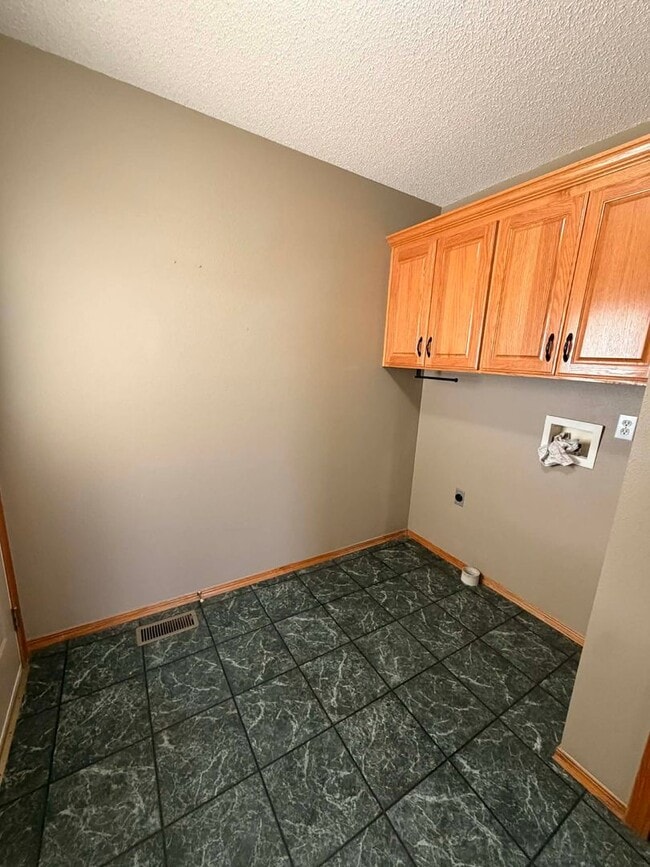 Building Photo - Beautiful 3 bedroom / 2 bathroom home withe fenced in yard in Webb City MO!!!!