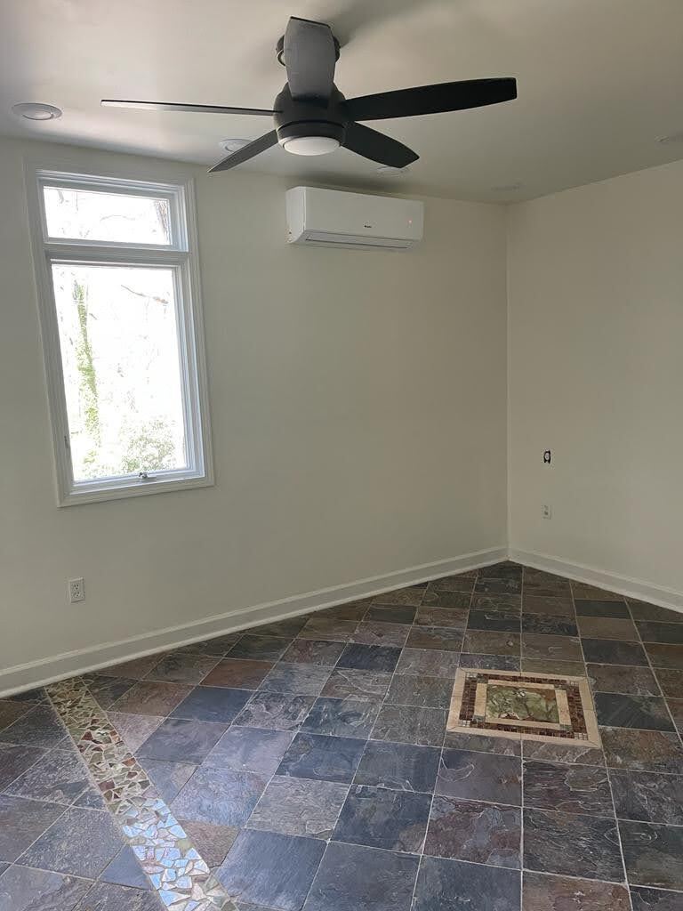 Building Photo - 915 Woodlawn Dr NE