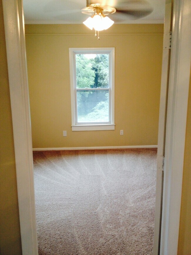 Building Photo - 3 Bedroom 2 Bathroom JUST RENOVATED Lawncare Included/Granite Countertops