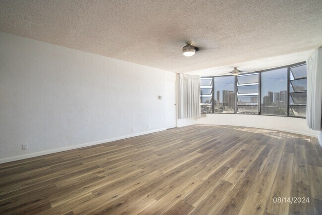 Building Photo - $2300  1 bd 2 ba 1 pkg -1447 Kewalo #705