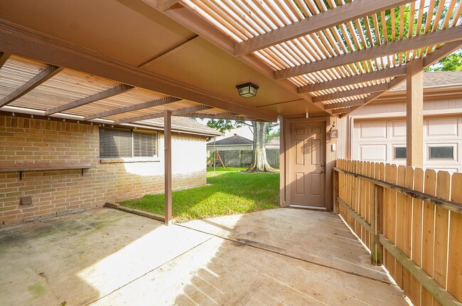 Building Photo - 3027 Colonial Dr