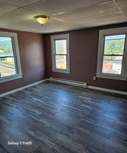 Building Photo - 833 N Valley Ave