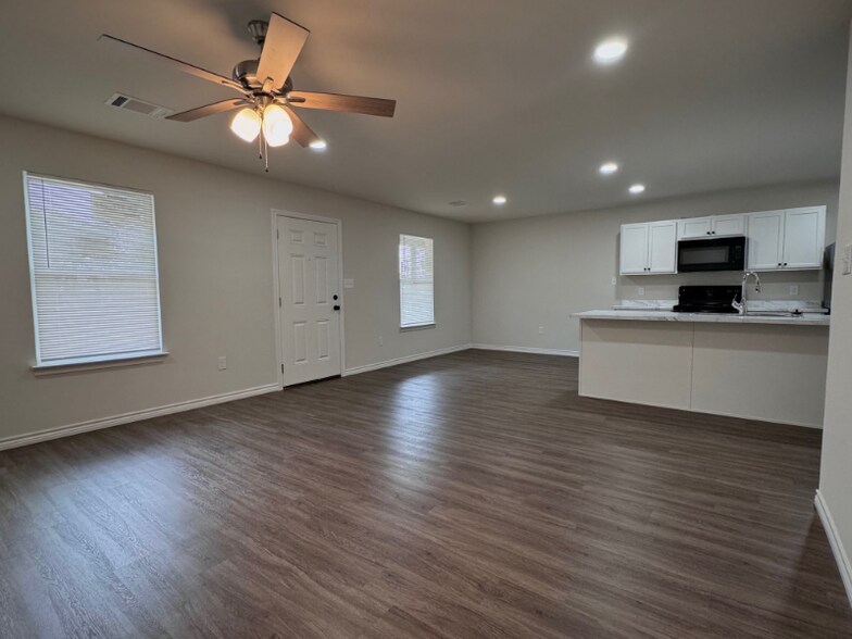 Building Photo - 102 Pecan Dr