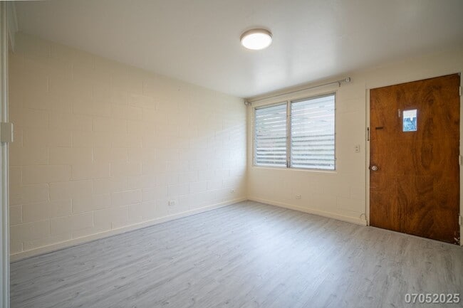 Building Photo - Available Now! 2 BD / 1 BA / 1 Parking sta...