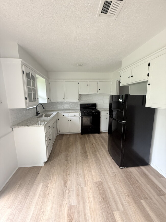 Building Photo - 4-Bedroom Home in NW OKC – Section 8 Welcome!