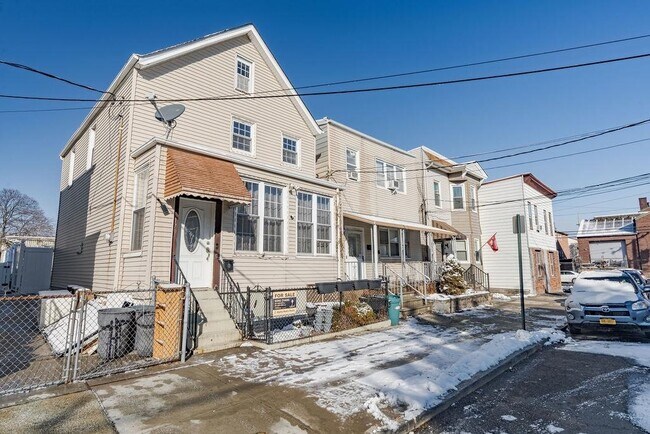 Building Photo - 179 Hobart Ave